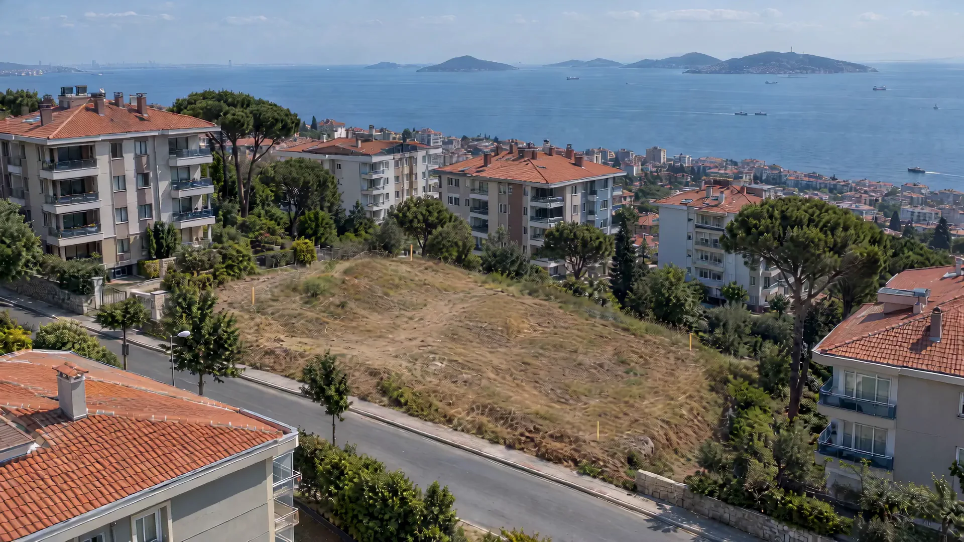 Maltepe'de denize bakan eğimli boş bir arsa; kaydırdıkça aynı arsada taş ve ahşap cepheli beş katlı bir apartman yükseliyor.