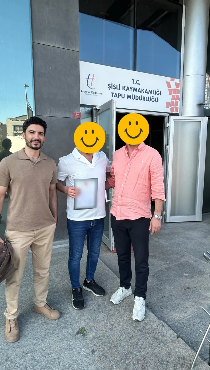 Bahadır Yıldırım ve iki müşterisi Şişli Tapu Müdürlüğü önünde; ortadaki müşteri tapu senedini tutuyor. Müşterilerin yüzleri kapatılmış, senet bulanıklaştırılmış.